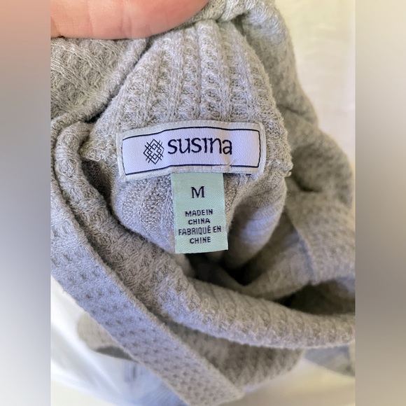 Cute Gray Turtleneck Sweater Women’s Size Medium - Picture 3 of 3